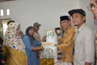 Wakil Wali Kota Padang Maigus Nasir menyerahkan secara simbolis bantuan pangan kepada warga di Kantor Lurah Ulak Karang Utara, Kamis (30/10/2025). (Foto: Prokopim Padang)