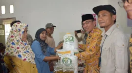 Wakil Wali Kota Padang Maigus Nasir menyerahkan secara simbolis bantuan pangan kepada warga di Kantor Lurah Ulak Karang Utara, Kamis (30/10/2025). (Foto: Prokopim Padang)