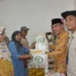 Wakil Wali Kota Padang Maigus Nasir menyerahkan secara simbolis bantuan pangan kepada warga di Kantor Lurah Ulak Karang Utara, Kamis (30/10/2025). (Foto: Prokopim Padang)
