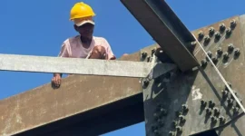 Pekerja melakukan perawatan Jembatan Batanghari Sungai Langkok. (Foto: Kominfo Dharmasraya)