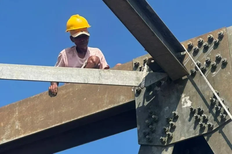 Pekerja melakukan perawatan Jembatan Batanghari Sungai Langkok. (Foto: Kominfo Dharmasraya)