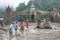 Akses gerbang perbatasan Padang Panjang–Tanah Datar, tepatnya di kawasan Jembatan Kembar Kelurahan Silaing Bawah, Kecamatan Padang Panjang Barat putus total diterjang banjir bandang, Kamis (27/11/2025).