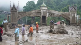 Akses gerbang perbatasan Padang Panjang–Tanah Datar, tepatnya di kawasan Jembatan Kembar Kelurahan Silaing Bawah, Kecamatan Padang Panjang Barat putus total diterjang banjir bandang, Kamis (27/11/2025).