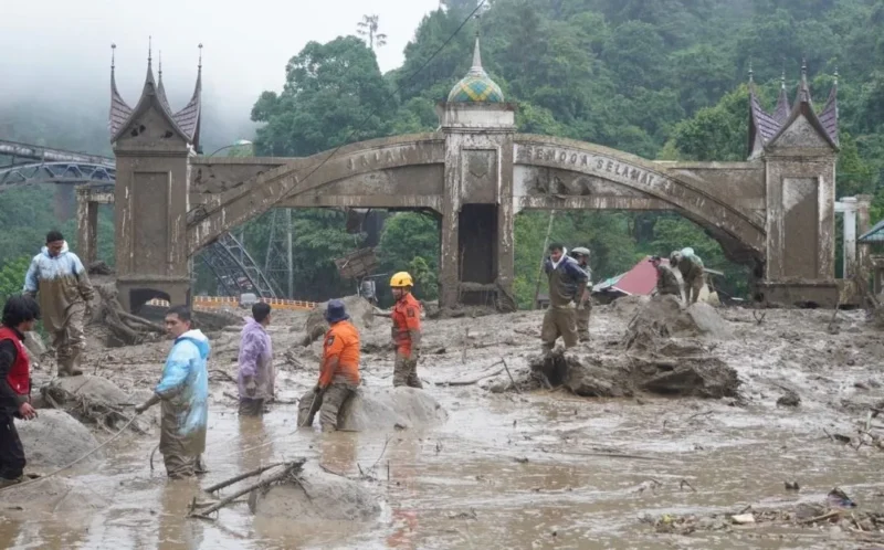 Akses gerbang perbatasan Padang Panjang–Tanah Datar, tepatnya di kawasan Jembatan Kembar Kelurahan Silaing Bawah, Kecamatan Padang Panjang Barat putus total diterjang banjir bandang, Kamis (27/11/2025).