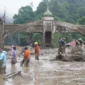 Akses gerbang perbatasan Padang Panjang–Tanah Datar, tepatnya di kawasan Jembatan Kembar Kelurahan Silaing Bawah, Kecamatan Padang Panjang Barat putus total diterjang banjir bandang, Kamis (27/11/2025).