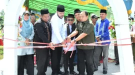 Wali Kota Padang Fadly Amran meresmikan Jalan Taratak Saiyo, Sabtu (15/11/2025). (Foto: Prokopim Padang)
