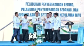 Menhub Dudy Purwagandhi dan Menko AHY meresmikan Pelabuhan Penyeberangan Letung dan Pelabuhan Penyeberangan Sedanau di Kepulauan Riau, Rabu (5/11). (Foto: Kemenhub)