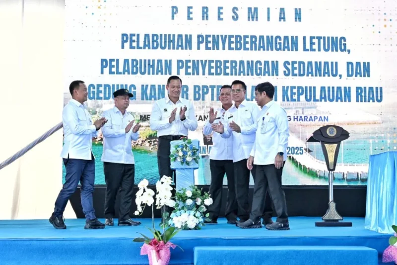 Menhub Dudy Purwagandhi dan Menko AHY meresmikan Pelabuhan Penyeberangan Letung dan Pelabuhan Penyeberangan Sedanau di Kepulauan Riau, Rabu (5/11). (Foto: Kemenhub)