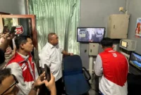 Tim Pertamina Patra Niaga Sumbagut bersama Anggota Komisi VI DPR RI, Andre Rosiade meninjau langsung pelayanan BBM di salah satu SPBU di Kota Padang, Sabtu (9/11/2025). (Foto: Dok. Pertamina)