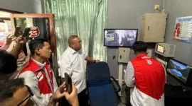 Tim Pertamina Patra Niaga Sumbagut bersama Anggota Komisi VI DPR RI, Andre Rosiade meninjau langsung pelayanan BBM di salah satu SPBU di Kota Padang, Sabtu (9/11/2025). (Foto: Dok. Pertamina)