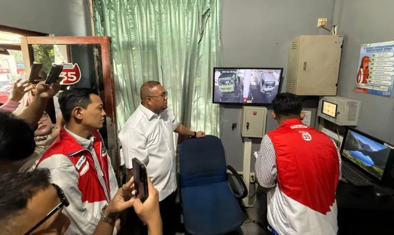 Tim Pertamina Patra Niaga Sumbagut bersama Anggota Komisi VI DPR RI, Andre Rosiade meninjau langsung pelayanan BBM di salah satu SPBU di Kota Padang, Sabtu (9/11/2025). (Foto: Dok. Pertamina)