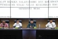 Wakil Wali Kota Padang, Maigus Nasir memimpin pertemuan silaturahmi dengan para tokoh ormas keagamaan lintas agama di Ruang Abu Bakar Ja’ar, Balai Kota Padang, pada Jumat (31/10/2025). (Foto: Prokopim Padang)