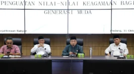 Wakil Wali Kota Padang, Maigus Nasir memimpin pertemuan silaturahmi dengan para tokoh ormas keagamaan lintas agama di Ruang Abu Bakar Ja’ar, Balai Kota Padang, pada Jumat (31/10/2025). (Foto: Prokopim Padang)