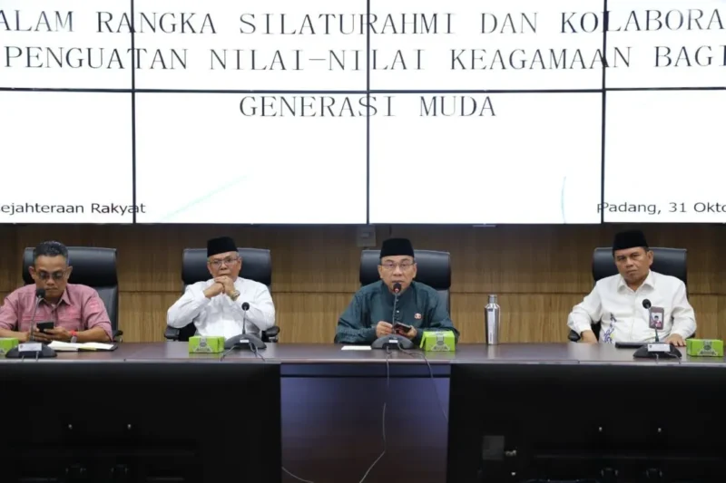 Wakil Wali Kota Padang, Maigus Nasir memimpin pertemuan silaturahmi dengan para tokoh ormas keagamaan lintas agama di Ruang Abu Bakar Ja’ar, Balai Kota Padang, pada Jumat (31/10/2025). (Foto: Prokopim Padang)
