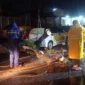 Petugas BPBD Padang membersihkan pohon tumbang di salah satu titik di Kota Padang. (Foto: Ist)