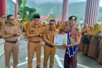 Wakil Bupati Pessel, Risnaldi Ibrahim didampingi Plt Sekdakab Pessel, Evafauza Yuliasman dan Kadis Pendidikan Pessel, Salim Muhaimin saat menyerahkan piagam penghargaan kepada Muhammad Sayyid Alsafari Kefsi. (Foto: Dok. Kominfo)