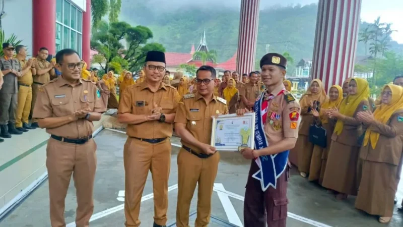 Wakil Bupati Pessel, Risnaldi Ibrahim didampingi Plt Sekdakab Pessel, Evafauza Yuliasman dan Kadis Pendidikan Pessel, Salim Muhaimin saat menyerahkan piagam penghargaan kepada Muhammad Sayyid Alsafari Kefsi. (Foto: Dok. Kominfo)