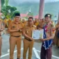 Wakil Bupati Pessel, Risnaldi Ibrahim didampingi Plt Sekdakab Pessel, Evafauza Yuliasman dan Kadis Pendidikan Pessel, Salim Muhaimin saat menyerahkan piagam penghargaan kepada Muhammad Sayyid Alsafari Kefsi. (Foto: Dok. Kominfo)