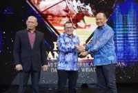 Bupati Tanah Datar, Eka Putra menerima RRI Award 2025 kategori Fotografi Jurnalistik Terbaik di Auditorium Abdurrahman Saleh, RRI Jakarta, Kamis (20/11/2025). (Foto: Prokopim Tanah Datar)