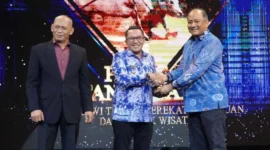 Bupati Tanah Datar, Eka Putra menerima RRI Award 2025 kategori Fotografi Jurnalistik Terbaik di Auditorium Abdurrahman Saleh, RRI Jakarta, Kamis (20/11/2025). (Foto: Prokopim Tanah Datar)