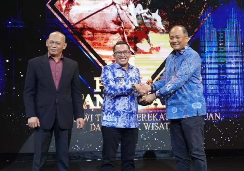 Bupati Tanah Datar, Eka Putra menerima RRI Award 2025 kategori Fotografi Jurnalistik Terbaik di Auditorium Abdurrahman Saleh, RRI Jakarta, Kamis (20/11/2025). (Foto: Prokopim Tanah Datar)