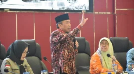 Wakil Wali Kota Padang, Maigus Nasir memimpin rapat koordinasi di Ruang Pertemuan Bagindo Aziz Chan, Balai Kota Padang, Kamis (6/11/2025). (Foto: Prokopim Padang)
