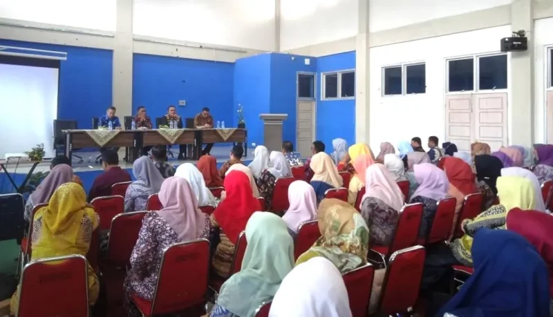 
Para peserta rakor tengah mendengarkan paparan yang disampaikan Pj Sekdakab Pessel, Evafauza Yuliasman, SE, MSi. (Foto: Dok. Niks)