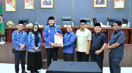 Pemko Padang bersama DPRD Padang menyetujui dua Ranperda strategis untuk menjadi Perda, Senin (17/11/2025). (Foto: Prokopim Padang)