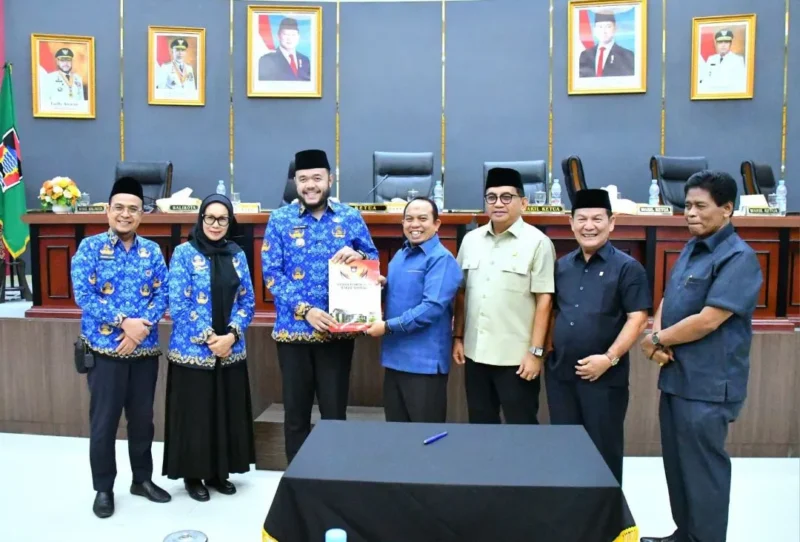 Pemko Padang bersama DPRD Padang menyetujui dua Ranperda strategis untuk menjadi Perda, Senin (17/11/2025). (Foto: Prokopim Padang)