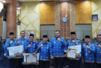 Wali Kota Padang, Fadly Amran memimpin Rapat Bulanan Pemko Padang di Ruang Abu Bakar Ja’ar, Balai Kota Aia Pacah, Senin (17/11/2025). (Foto: Prokopim Padang)