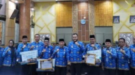 Wali Kota Padang, Fadly Amran memimpin Rapat Bulanan Pemko Padang di Ruang Abu Bakar Ja’ar, Balai Kota Aia Pacah, Senin (17/11/2025). (Foto: Prokopim Padang)