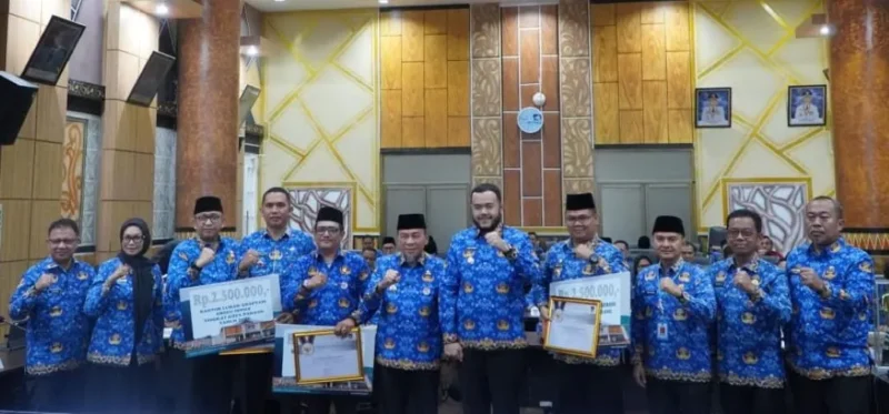 Wali Kota Padang, Fadly Amran memimpin Rapat Bulanan Pemko Padang di Ruang Abu Bakar Ja’ar, Balai Kota Aia Pacah, Senin (17/11/2025). (Foto: Prokopim Padang)