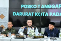 Wali Kota Padang, Fadly Amran saat memimpin Rapat Koordinasi dan Evaluasi Percepatan Penanganan Darurat Bencana Kota Padang, Sabtu (29/11/2025). (Foto: Prokopim Padang)