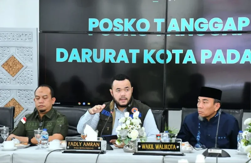 Wali Kota Padang, Fadly Amran saat memimpin Rapat Koordinasi dan Evaluasi Percepatan Penanganan Darurat Bencana Kota Padang, Sabtu (29/11/2025). (Foto: Prokopim Padang)