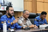 Wali Kota Padang, Fadly Amran memimpin rapat pembahasan dan finalisasi rencana kerja pengelolaan Kawasan Kota Tua Padang, di Ruang Abu Bakar Ja’ar, Balai Kota Aie Pacah, Senin (17/11/2025). (Foto: Prokopim Padang)