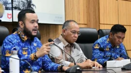 Wali Kota Padang, Fadly Amran memimpin rapat pembahasan dan finalisasi rencana kerja pengelolaan Kawasan Kota Tua Padang, di Ruang Abu Bakar Ja’ar, Balai Kota Aie Pacah, Senin (17/11/2025). (Foto: Prokopim Padang)