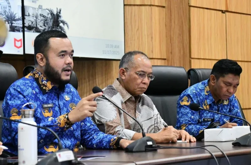 Wali Kota Padang, Fadly Amran memimpin rapat pembahasan dan finalisasi rencana kerja pengelolaan Kawasan Kota Tua Padang, di Ruang Abu Bakar Ja’ar, Balai Kota Aie Pacah, Senin (17/11/2025). (Foto: Prokopim Padang)