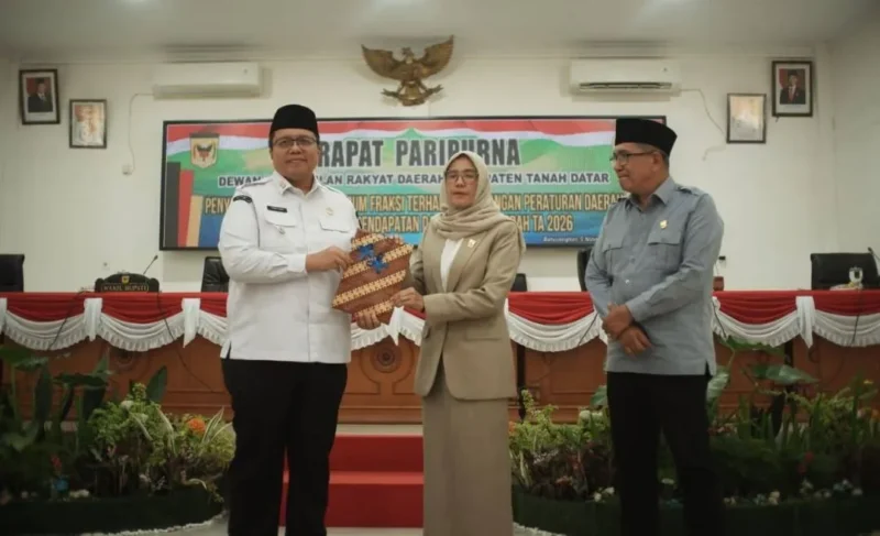 Wakil Bupati Tanah Datar, Ahmad Fadly menghadiri Rapat Paripurna DPRD terkait pandangan umum fraksi terhadap Ranperda APBD 2026, Rabu (5/11). (Foto: Prokopim Tanah Datar)