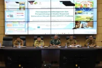 Wakil Wali Kota Padang Maigus memimpin Rapat Koordinasi Persiapan Pembentukan Koperasi Kelurahan Merah Putih Kota Padang, di Ruang Abu Bakar Ja’ar, Balai Kota Padang, Senin (3/11/2025). (Foto: Prokopim Padang)