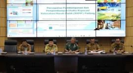 Wakil Wali Kota Padang Maigus memimpin Rapat Koordinasi Persiapan Pembentukan Koperasi Kelurahan Merah Putih Kota Padang, di Ruang Abu Bakar Ja’ar, Balai Kota Padang, Senin (3/11/2025). (Foto: Prokopim Padang)