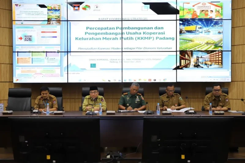 Wakil Wali Kota Padang Maigus memimpin Rapat Koordinasi Persiapan Pembentukan Koperasi Kelurahan Merah Putih Kota Padang, di Ruang Abu Bakar Ja’ar, Balai Kota Padang, Senin (3/11/2025). (Foto: Prokopim Padang)