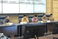 Wakil Wali Kota Padang, Maigus Nasir dalam Pertemuan Tokoh Ormas Keagamaan Islam se-Kota Padang di Ruang Abu Bakar Ja’ar, Balai Kota Aie Pacah, Kamis (30/10/2025). (Foto: Prokopim Padang)