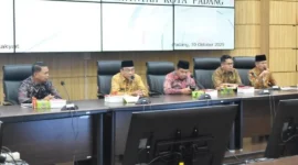 Wakil Wali Kota Padang, Maigus Nasir dalam Pertemuan Tokoh Ormas Keagamaan Islam se-Kota Padang di Ruang Abu Bakar Ja’ar, Balai Kota Aie Pacah, Kamis (30/10/2025). (Foto: Prokopim Padang)