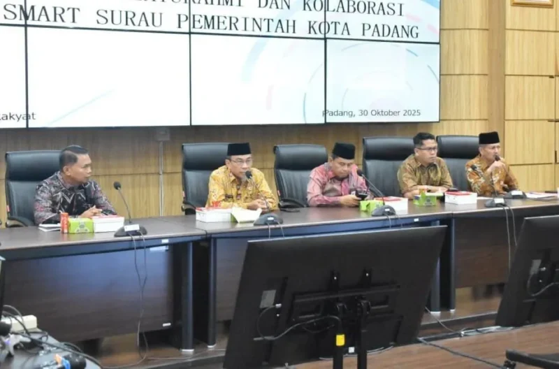 Wakil Wali Kota Padang, Maigus Nasir dalam Pertemuan Tokoh Ormas Keagamaan Islam se-Kota Padang di Ruang Abu Bakar Ja’ar, Balai Kota Aie Pacah, Kamis (30/10/2025). (Foto: Prokopim Padang)