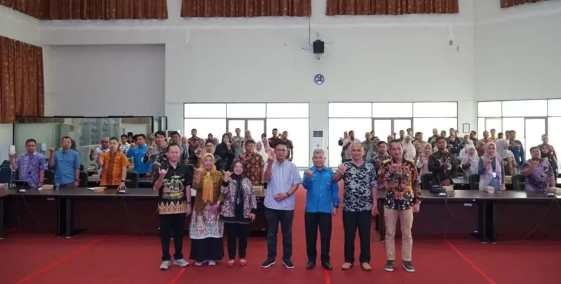 Peserta Rakor SP4N LAPOR Kota Padang foto bersama. (Foto: Diskominfo Padang)