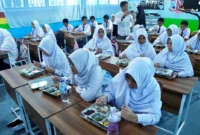 Para siswa MTsN Padang Panjang terlihat antusias mencicipi menu makanan bergizi. (Foto: Kominfo Padang Panjang)