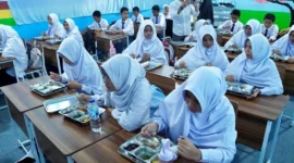 Para siswa MTsN Padang Panjang terlihat antusias mencicipi menu makanan bergizi. (Foto: Kominfo Padang Panjang)