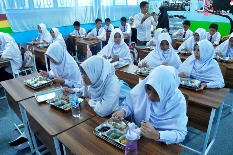 Para siswa MTsN Padang Panjang terlihat antusias mencicipi menu makanan bergizi. (Foto: Kominfo Padang Panjang)