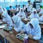 Para siswa MTsN Padang Panjang terlihat antusias mencicipi menu makanan bergizi. (Foto: Kominfo Padang Panjang)