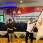 Ketua Umum KONI Pessel terpilih, M Adli mengibarkan bendera KONI, setelah dilakukan penyerahan oleh Ketua Umum KONI Sumbar, Hamdanus. (Foto: Dok. Ky)